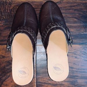 Never worn Nurture womens sz 7 brown slip on clogs